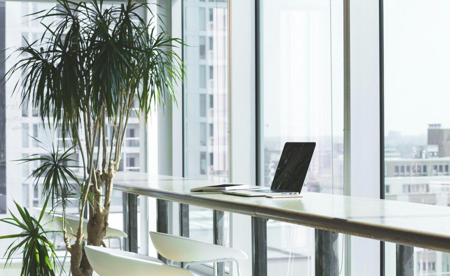 Modernes Büro mit Finanzexperten bei der Arbeit